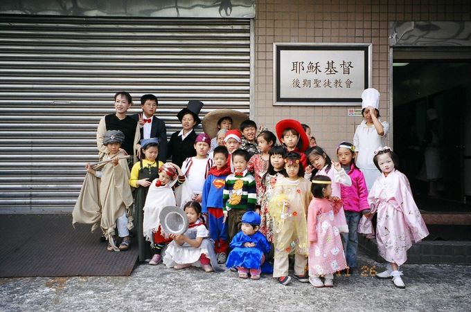 2005年11月 汐止兒童會舉辦的餐廳禮儀活動(兒童穿各國服裝)